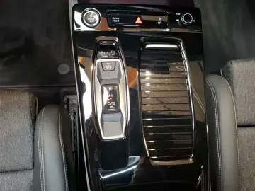 AUDI Q6 e-tron Tech