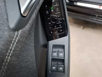 AUDI Q6 e-tron Tech