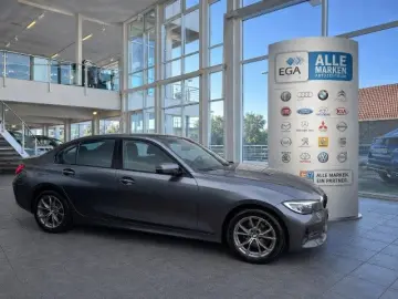 BMW 320 i Sport Line AUT LED NAVI HIFI SHZ PDC TEMPO