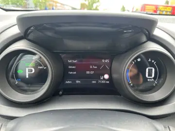 TOYOTA Yaris Hybrid 1.5 Team D
