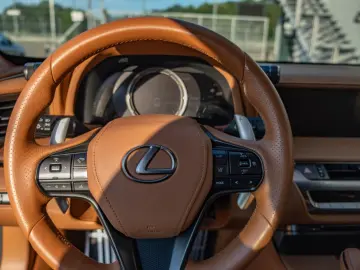 Lexus LC 500 Luxury   Mark Levinson HUD