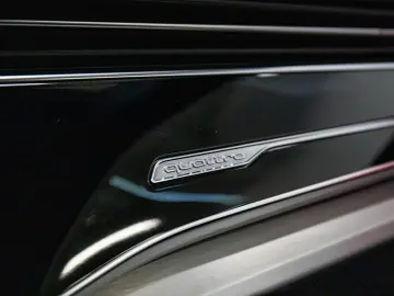 Audi Q7 55 TFSIe S-Line MATRIX PANO