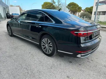 Audi A8 cu blindaj original din fabrică