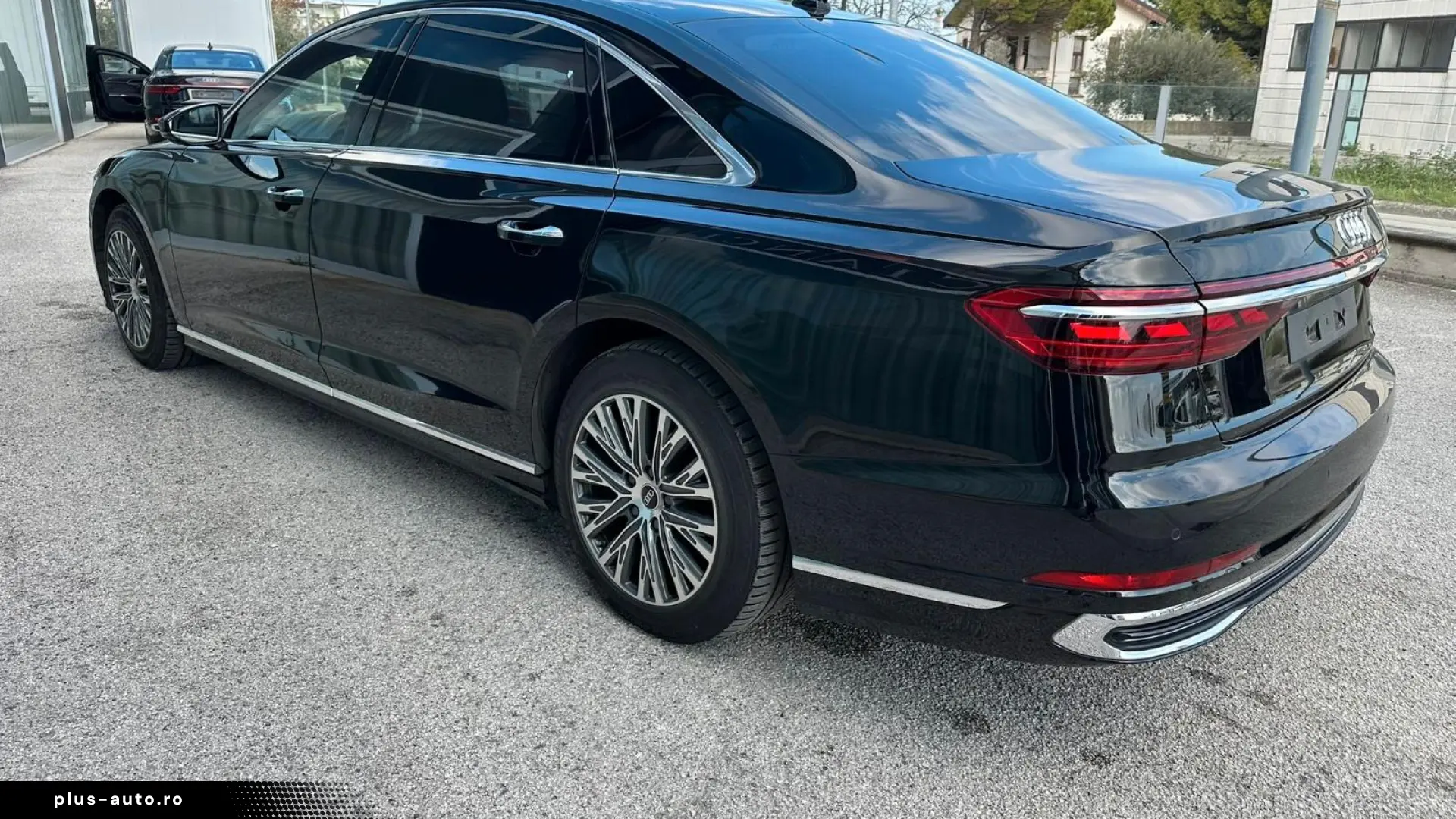 Audi A8 cu blindaj original din fabrică