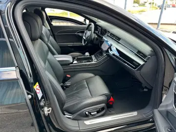Audi A8 cu blindaj original din fabrică