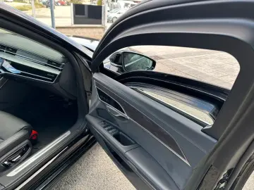Audi A8 cu blindaj original din fabrică