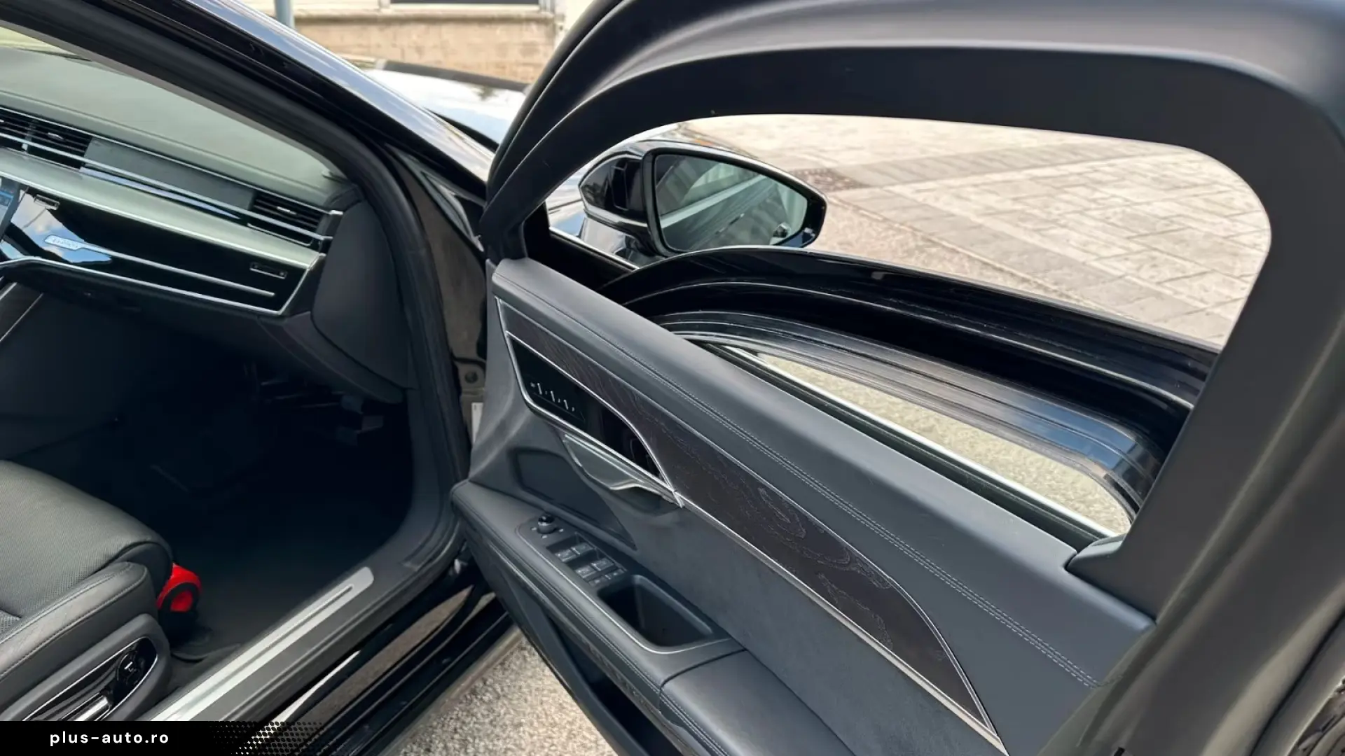 Audi A8 cu blindaj original din fabrică