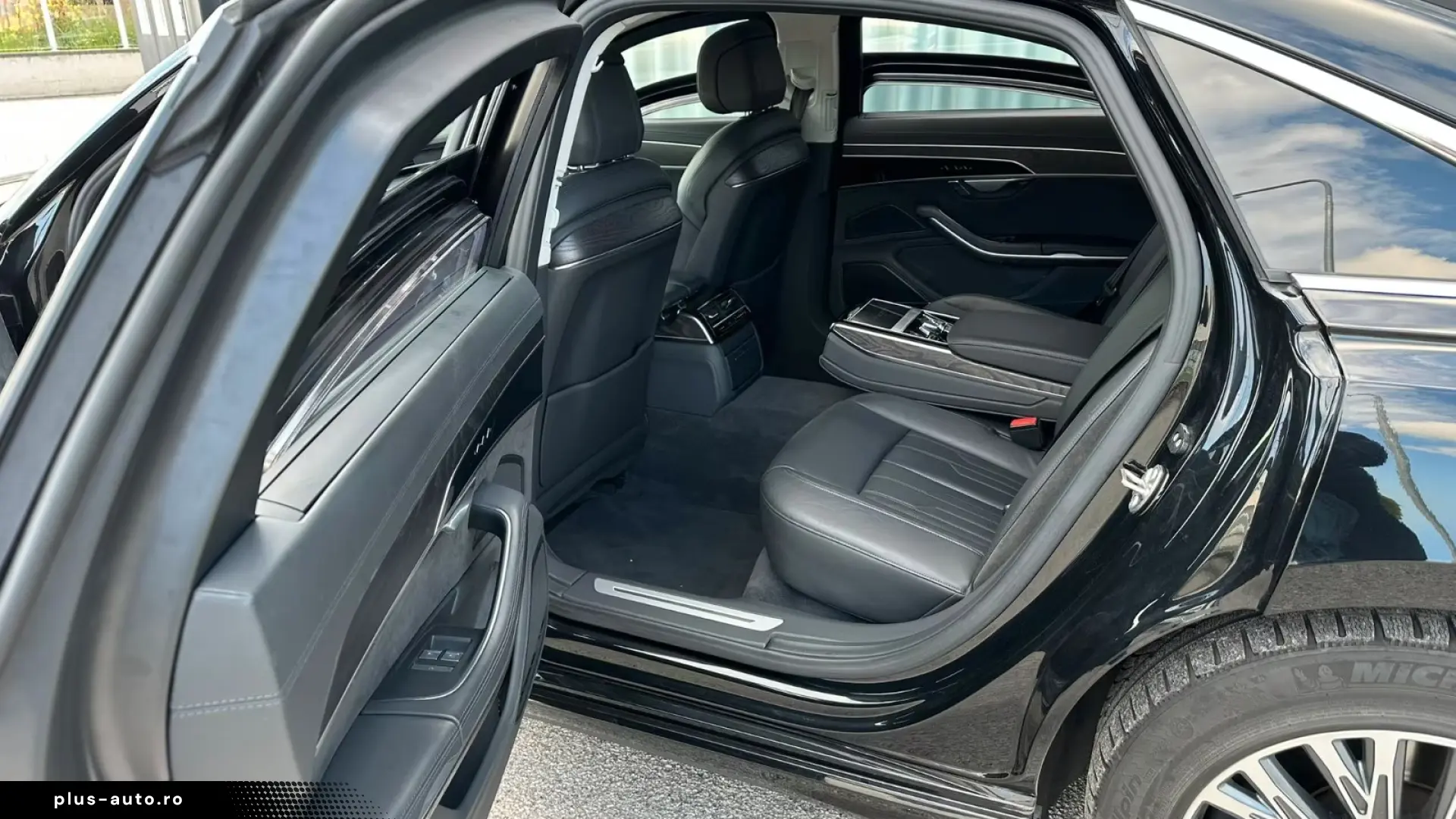 Audi A8 cu blindaj original din fabrică