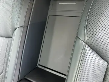 Audi A8 cu blindaj original din fabrică