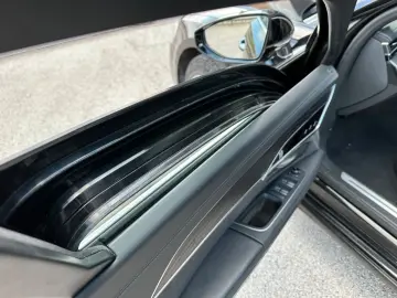 Audi A8 cu blindaj original din fabrică