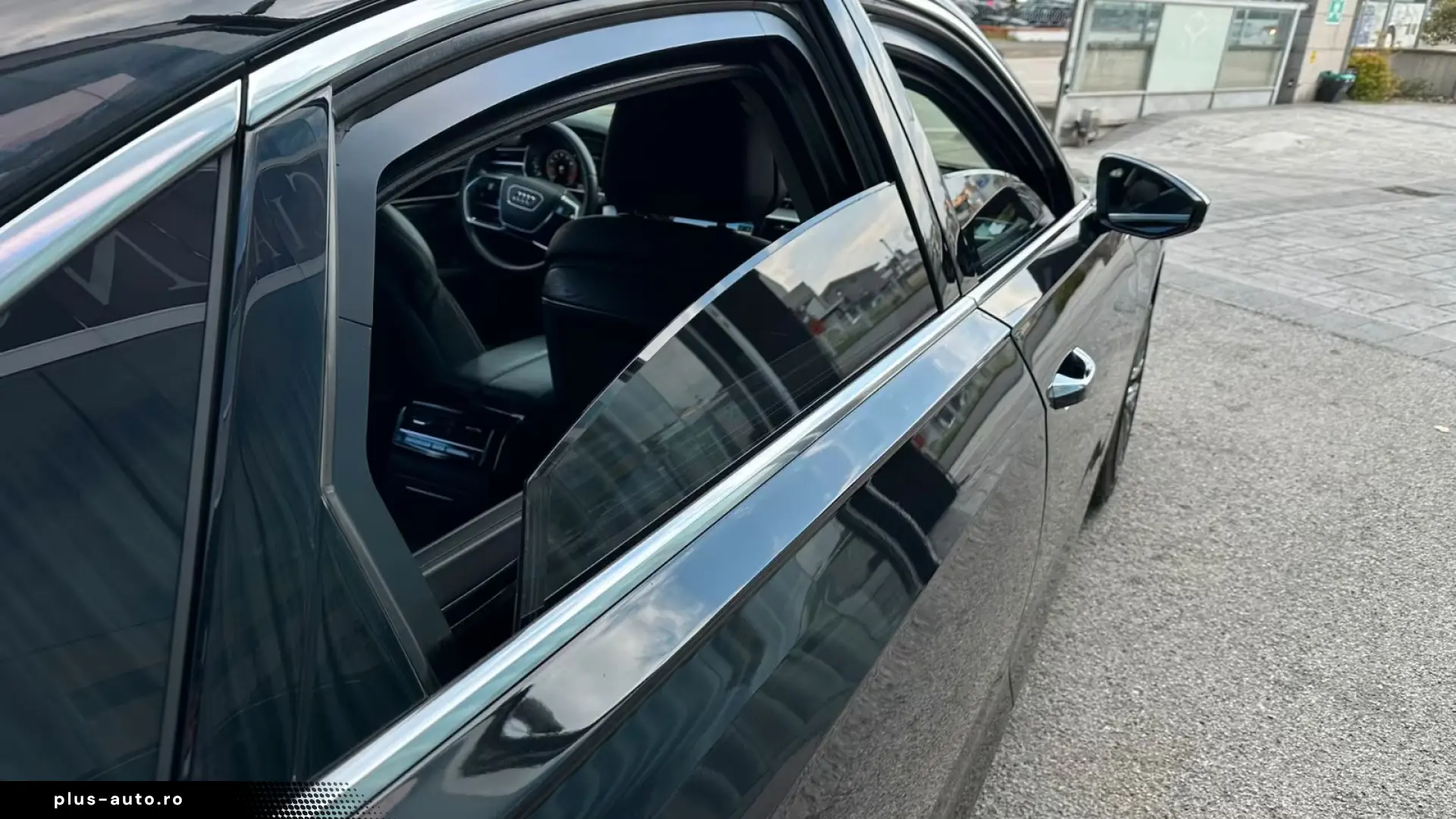 Audi A8 cu blindaj original din fabrică