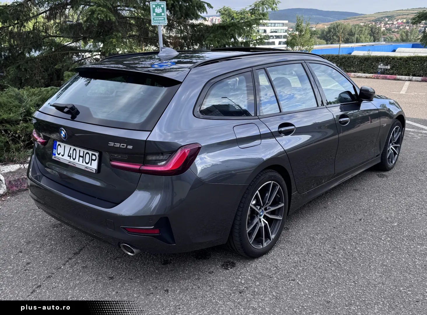 BMW 330e xDrive  Aut  Sport  Pano  8x roți originale  Cârlig