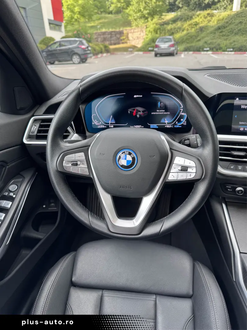 BMW 330e xDrive  Aut  Sport  Pano  8x roți originale  Cârlig