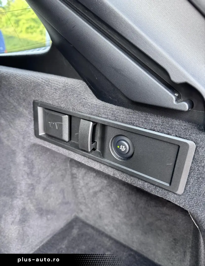 BMW 330e xDrive  Aut  Sport  Pano  8x roți originale  Cârlig