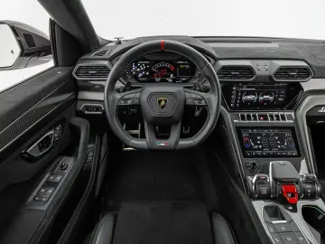 LAMBORGHINI Urus Performante