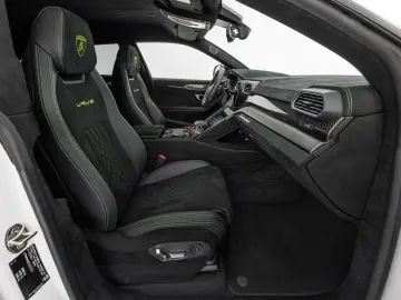 LAMBORGHINI Urus Performante