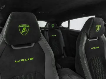 LAMBORGHINI Urus Performante