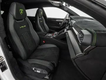 LAMBORGHINI Urus Performante
