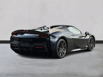 FERRARI SF90 Spider  Embleme Navi PDC Klima Leder