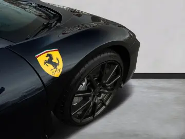 FERRARI SF90 Spider  Embleme Navi PDC Klima Leder