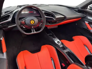 FERRARI SF90 Spider  Embleme Navi PDC Klima Leder