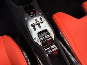 FERRARI SF90 Spider  Embleme Navi PDC Klima Leder