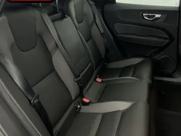 VOLVO XC60 B5 AWD PLUS DARK PANO GOOGLE MEMO KRISTALL