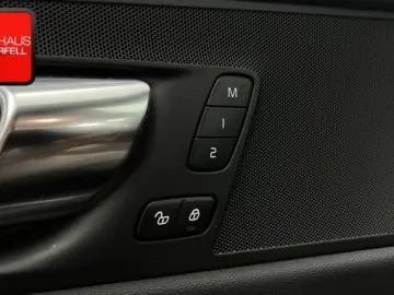 VOLVO XC60 B5 AWD PLUS DARK PANO GOOGLE MEMO KRISTALL