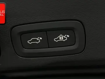 VOLVO XC60 B5 AWD PLUS DARK PANO GOOGLE MEMO KRISTALL