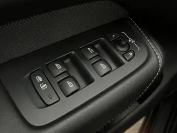VOLVO XC60 B5 AWD PLUS DARK PANO GOOGLE MEMO KRISTALL