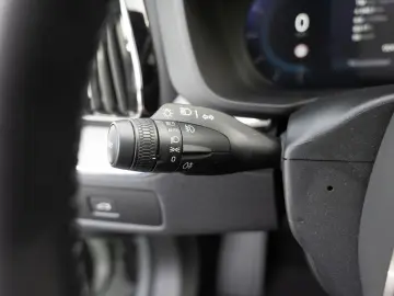 VOLVO XC60 B5 AWD Plus Dark FACEL. LED KAMERA H K PANO