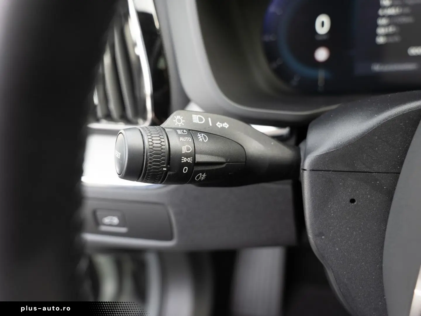 VOLVO XC60 B5 AWD Plus Dark FACEL. LED KAMERA H K PANO