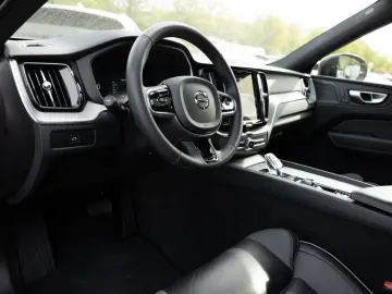 VOLVO XC60 B5 AWD Plus Dark FACEL. LED KAMERA H K PANO