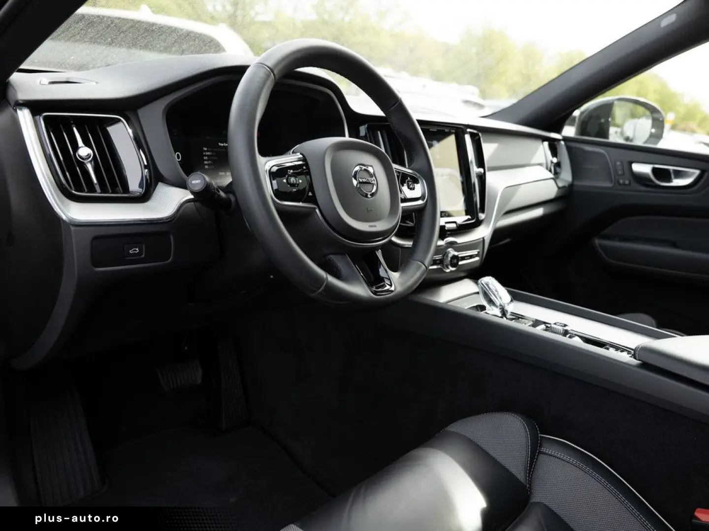 VOLVO XC60 B5 AWD Plus Dark FACEL. LED KAMERA H K PANO