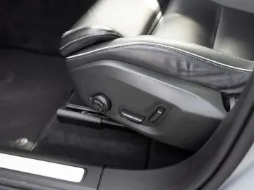 VOLVO XC60 B5 AWD Plus Dark FACEL. LED KAMERA H K PANO