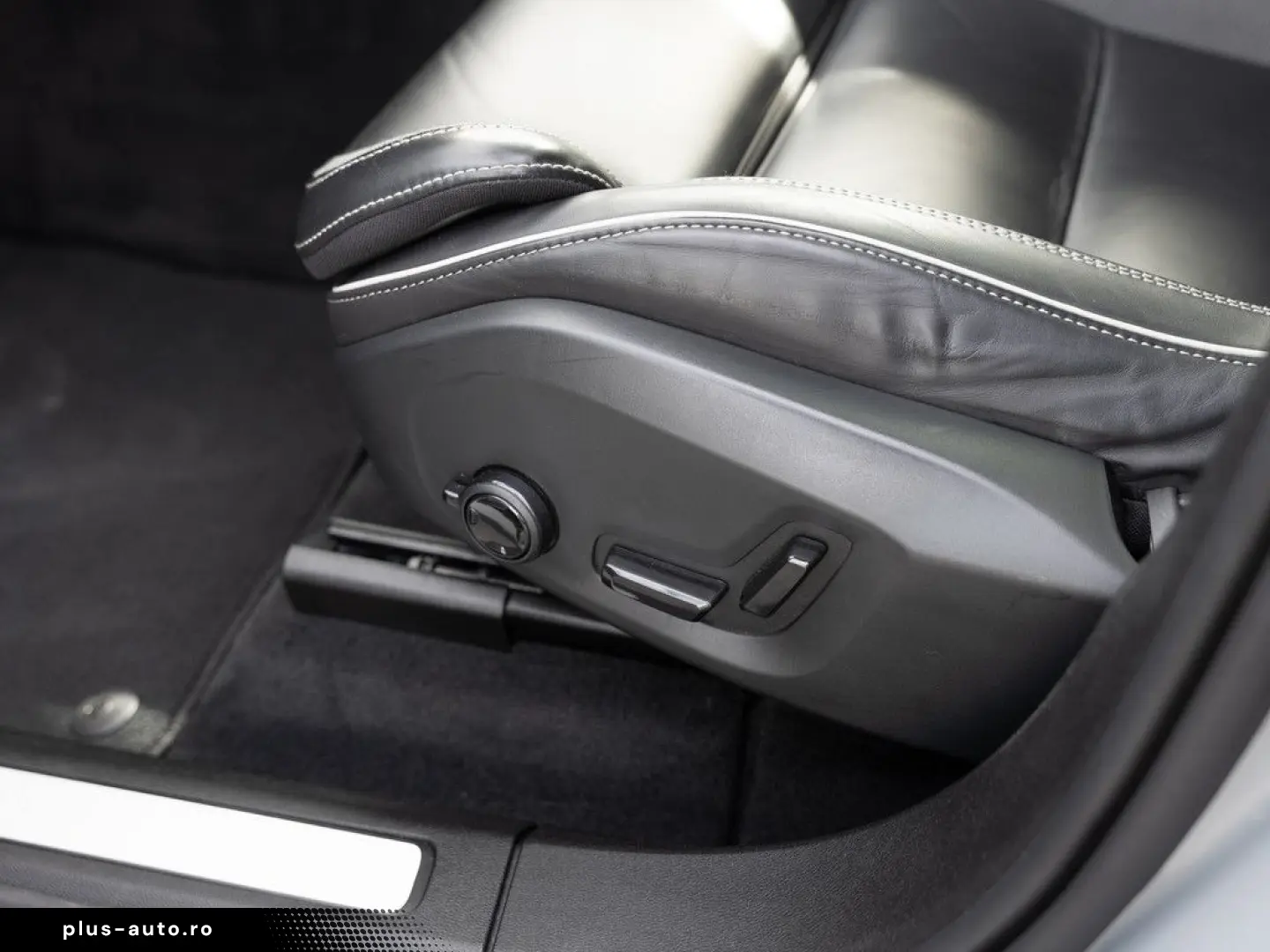 VOLVO XC60 B5 AWD Plus Dark FACEL. LED KAMERA H K PANO