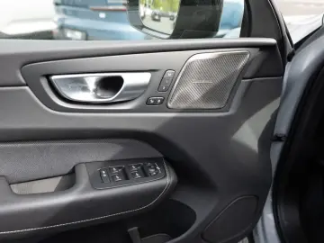 VOLVO XC60 B5 AWD Plus Dark FACEL. LED KAMERA H K PANO