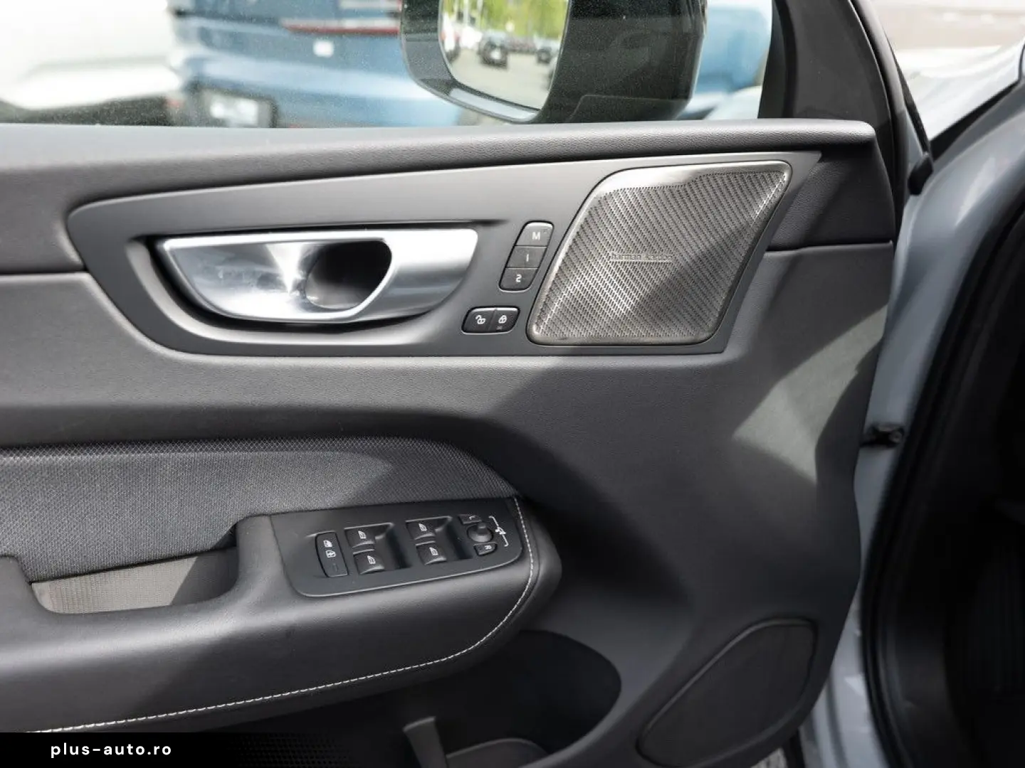 VOLVO XC60 B5 AWD Plus Dark FACEL. LED KAMERA H K PANO