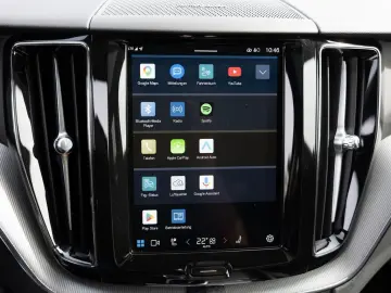 VOLVO XC60 B5 AWD Plus Dark FACEL. LED KAMERA H K PANO