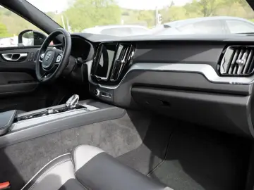 VOLVO XC60 B5 AWD Plus Dark FACEL. LED KAMERA H K PANO