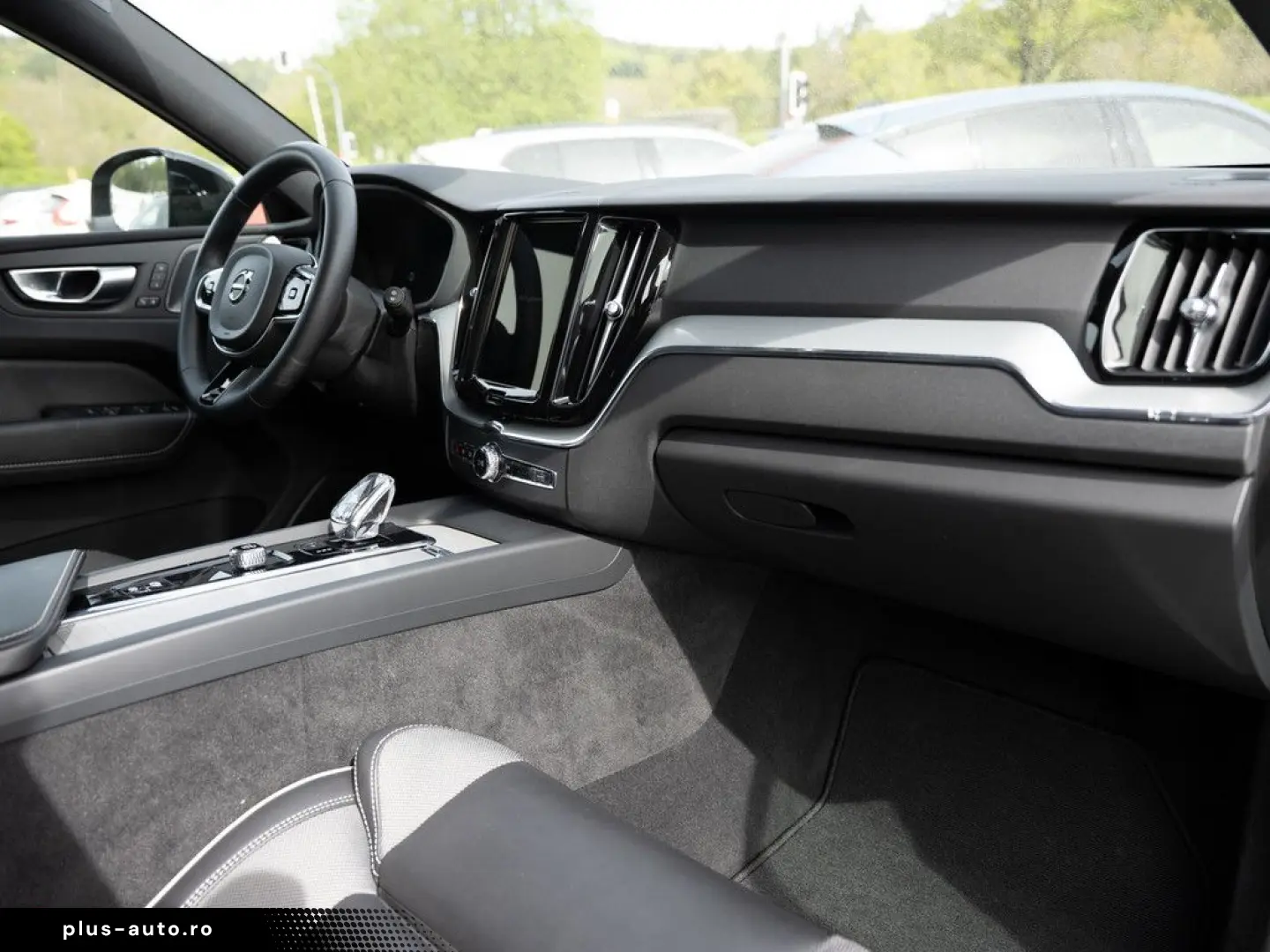 VOLVO XC60 B5 AWD Plus Dark FACEL. LED KAMERA H K PANO