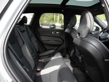 VOLVO XC60 B5 AWD Plus Dark FACEL. LED KAMERA H K PANO