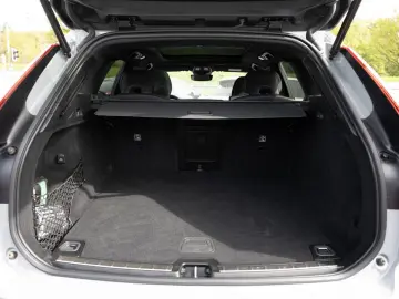 VOLVO XC60 B5 AWD Plus Dark FACEL. LED KAMERA H K PANO