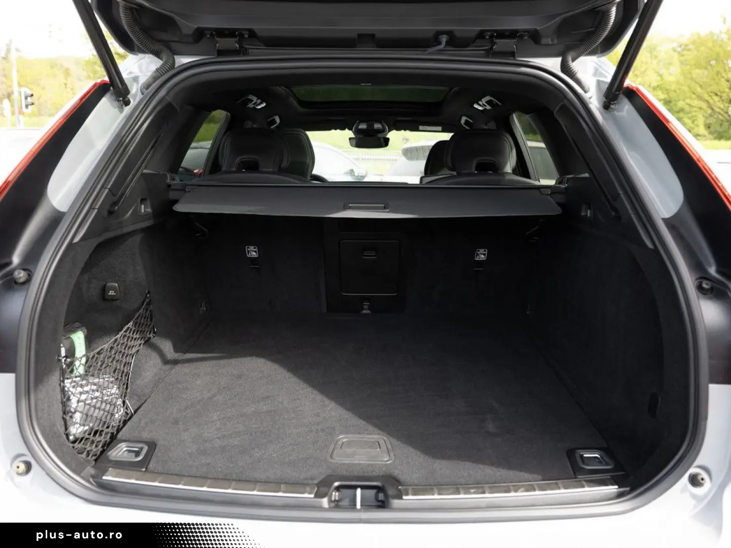 VOLVO XC60 B5 AWD Plus Dark FACEL. LED KAMERA H K PANO