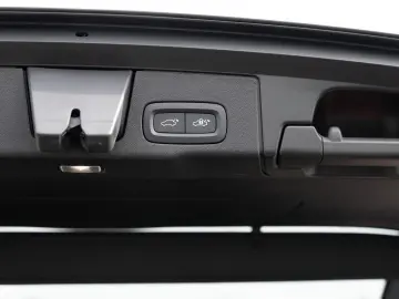 VOLVO XC60 B5 AWD Plus Dark FACEL. LED KAMERA H K PANO