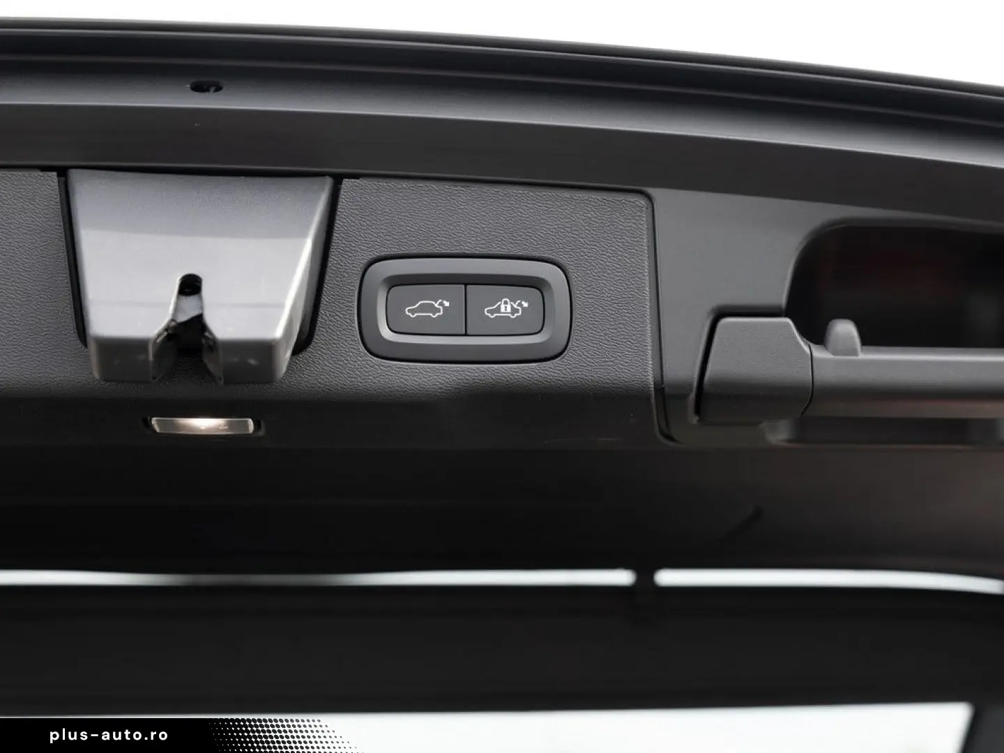 VOLVO XC60 B5 AWD Plus Dark FACEL. LED KAMERA H K PANO