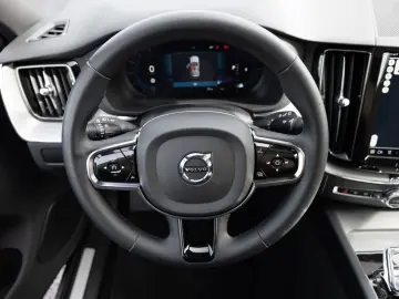 VOLVO XC60 B5 AWD Plus Dark FACEL. LED KAMERA H K PANO