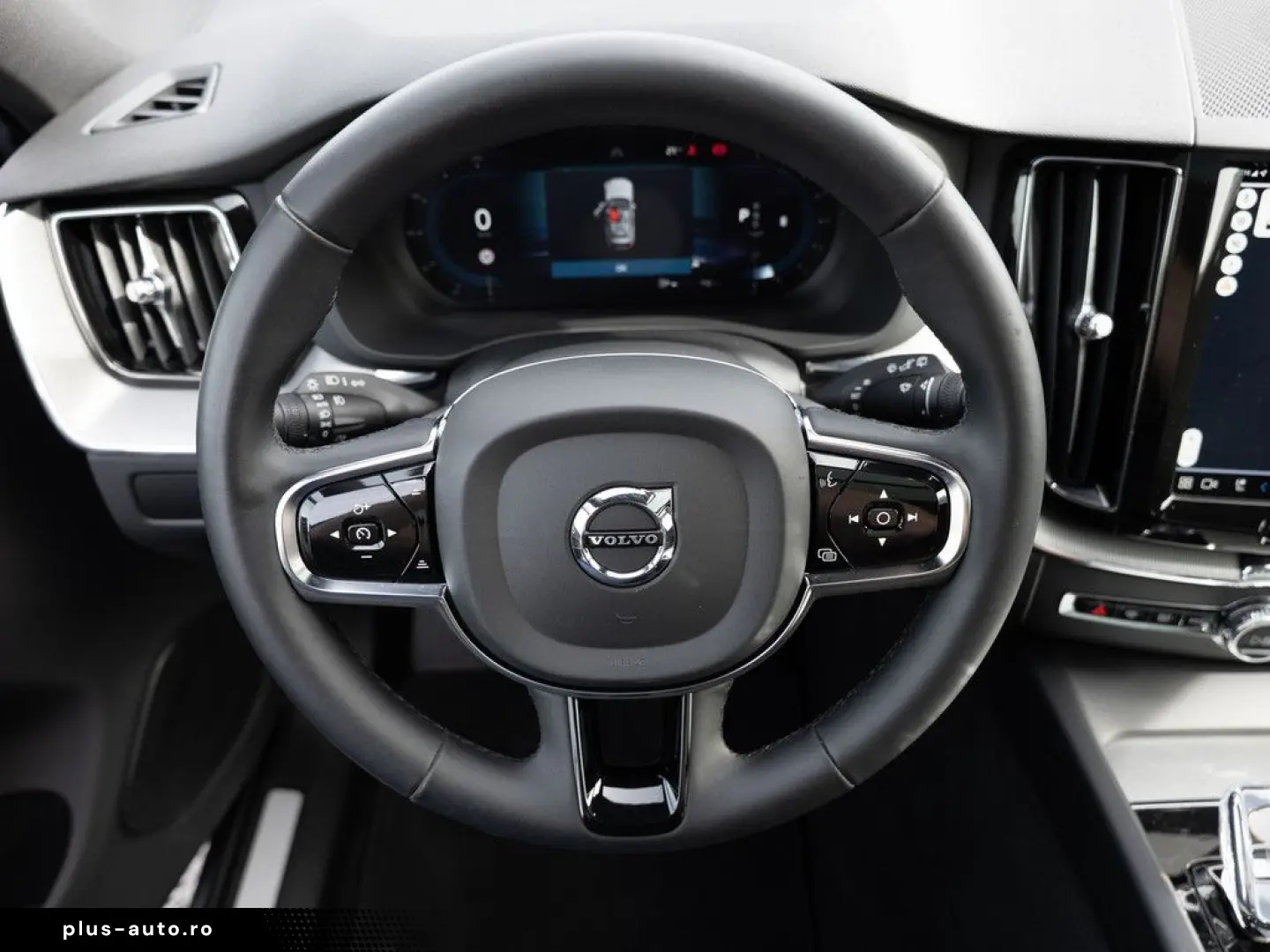 VOLVO XC60 B5 AWD Plus Dark FACEL. LED KAMERA H K PANO
