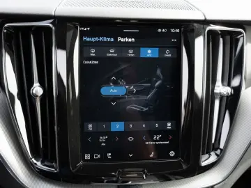 VOLVO XC60 B5 AWD Plus Dark FACEL. LED KAMERA H K PANO