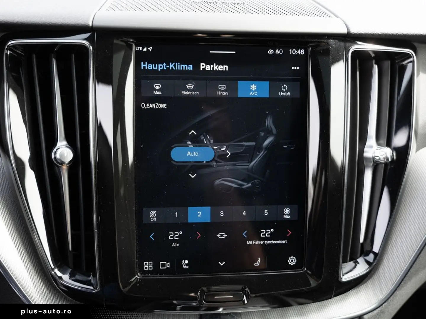 VOLVO XC60 B5 AWD Plus Dark FACEL. LED KAMERA H K PANO